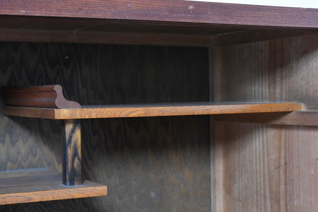 和製アンティーク　前面欅(ケヤキ)材　上杢!　違い棚付きの関東水屋箪笥サイドボード　(R-086724)