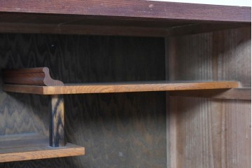 和製アンティーク　前面欅(ケヤキ)材　上杢!　違い棚付きの関東水屋箪笥サイドボード　(R-086724)