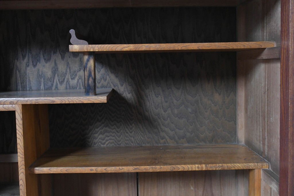 和製アンティーク　前面欅(ケヤキ)材　上杢!　違い棚付きの関東水屋箪笥サイドボード　(R-086724)