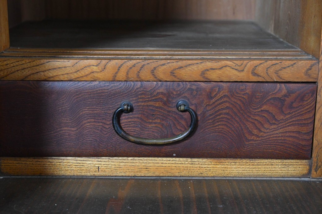 和製アンティーク　前面欅(ケヤキ)材　上杢!　違い棚付きの関東水屋箪笥サイドボード　(R-086724)