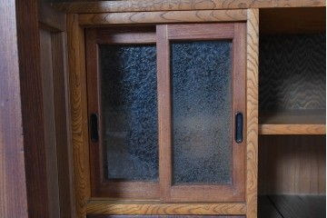 和製アンティーク　前面欅(ケヤキ)材　上杢!　違い棚付きの関東水屋箪笥サイドボード　(R-086724)