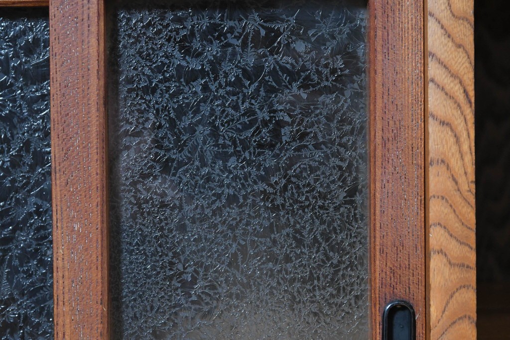 和製アンティーク　前面欅(ケヤキ)材　上杢!　違い棚付きの関東水屋箪笥サイドボード　(R-086724)