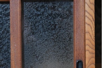 和製アンティーク　前面欅(ケヤキ)材　上杢!　違い棚付きの関東水屋箪笥サイドボード　(R-086724)