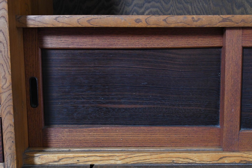 和製アンティーク　前面欅(ケヤキ)材　上杢!　違い棚付きの関東水屋箪笥サイドボード　(R-086724)