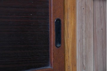 和製アンティーク　前面欅(ケヤキ)材　上杢!　違い棚付きの関東水屋箪笥サイドボード　(R-086724)