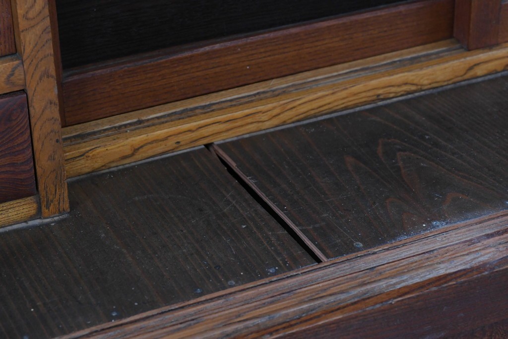 和製アンティーク　前面欅(ケヤキ)材　上杢!　違い棚付きの関東水屋箪笥サイドボード　(R-086724)