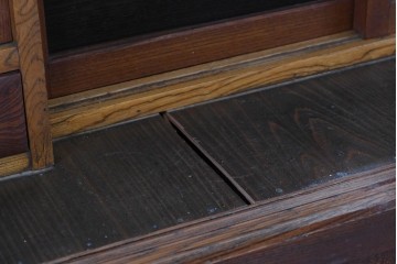 和製アンティーク　前面欅(ケヤキ)材　上杢!　違い棚付きの関東水屋箪笥サイドボード　(R-086724)