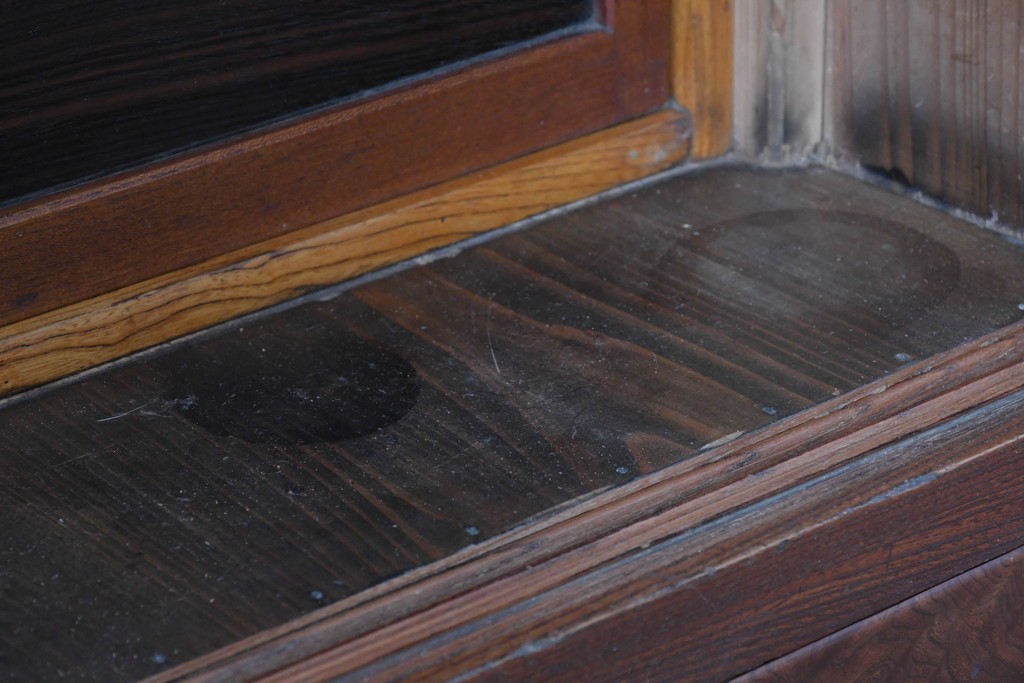 和製アンティーク　前面欅(ケヤキ)材　上杢!　違い棚付きの関東水屋箪笥サイドボード　(R-086724)