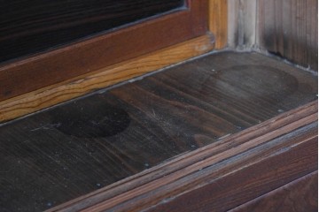 和製アンティーク　前面欅(ケヤキ)材　上杢!　違い棚付きの関東水屋箪笥サイドボード　(R-086724)