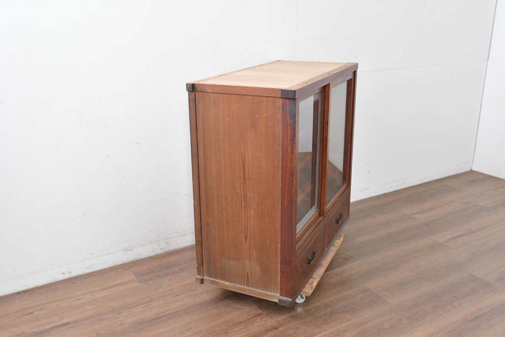 和製アンティーク　前面欅(ケヤキ)材　上杢!　違い棚付きの関東水屋箪笥サイドボード　(R-086724)