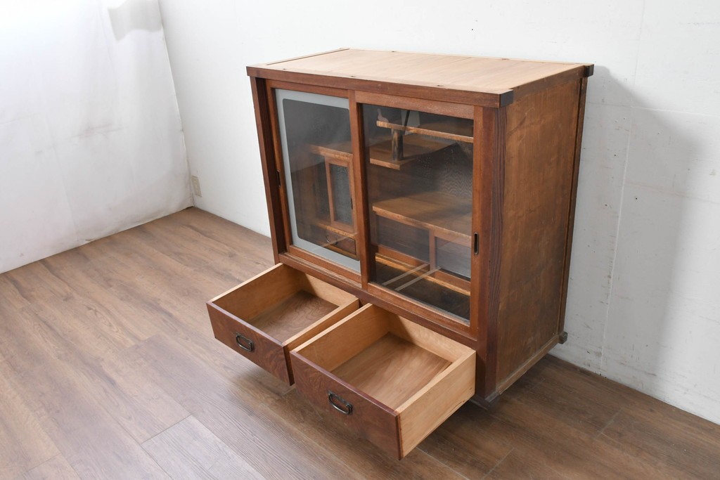 和製アンティーク　前面欅(ケヤキ)材　上杢!　違い棚付きの関東水屋箪笥サイドボード　(R-086724)