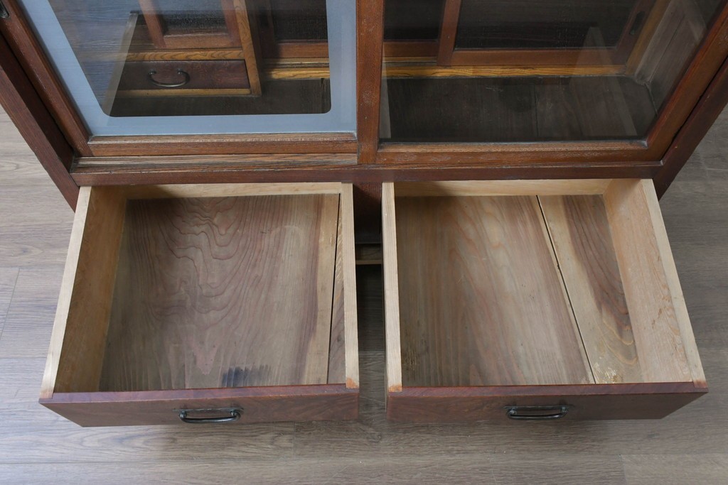 和製アンティーク　前面欅(ケヤキ)材　上杢!　違い棚付きの関東水屋箪笥サイドボード　(R-086724)