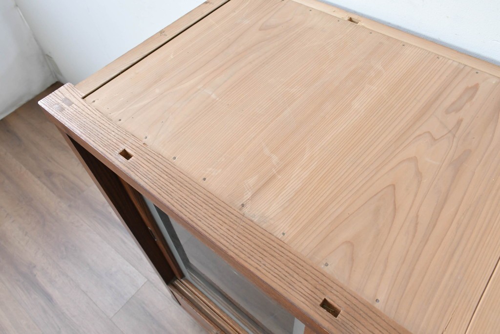 和製アンティーク　前面欅(ケヤキ)材　上杢!　違い棚付きの関東水屋箪笥サイドボード　(R-086724)