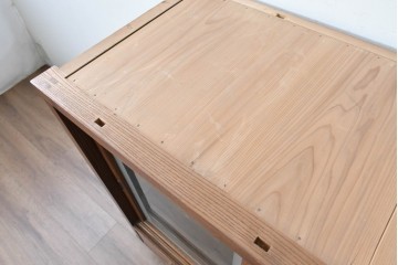 和製アンティーク　前面欅(ケヤキ)材　上杢!　違い棚付きの関東水屋箪笥サイドボード　(R-086724)