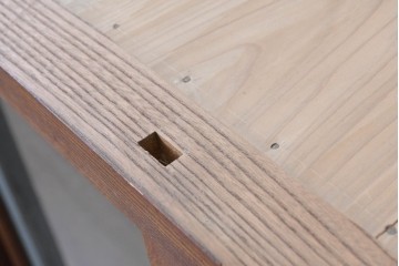 和製アンティーク　前面欅(ケヤキ)材　上杢!　違い棚付きの関東水屋箪笥サイドボード　(R-086724)