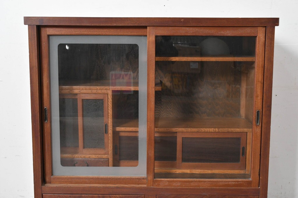 和製アンティーク　前面欅(ケヤキ)材　上杢!　違い棚付きの関東水屋箪笥サイドボード　(R-086724)