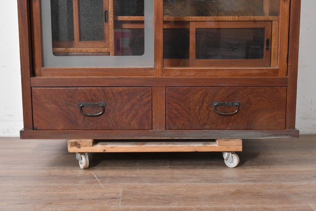 和製アンティーク　前面欅(ケヤキ)材　上杢!　違い棚付きの関東水屋箪笥サイドボード　(R-086724)