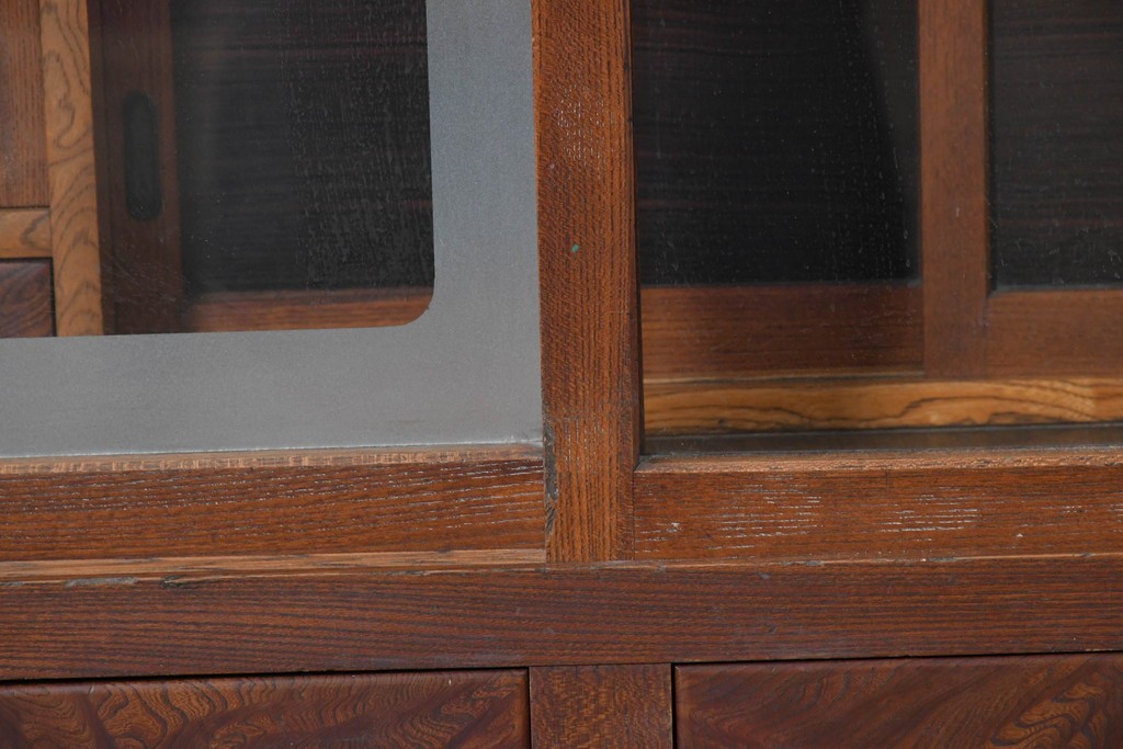 和製アンティーク　前面欅(ケヤキ)材　上杢!　違い棚付きの関東水屋箪笥サイドボード　(R-086724)