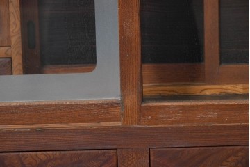 和製アンティーク　前面欅(ケヤキ)材　上杢!　違い棚付きの関東水屋箪笥サイドボード　(R-086724)