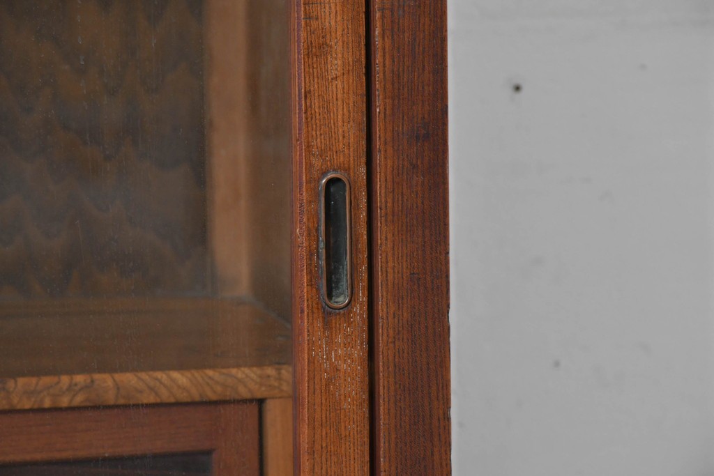 和製アンティーク　前面欅(ケヤキ)材　上杢!　違い棚付きの関東水屋箪笥サイドボード　(R-086724)