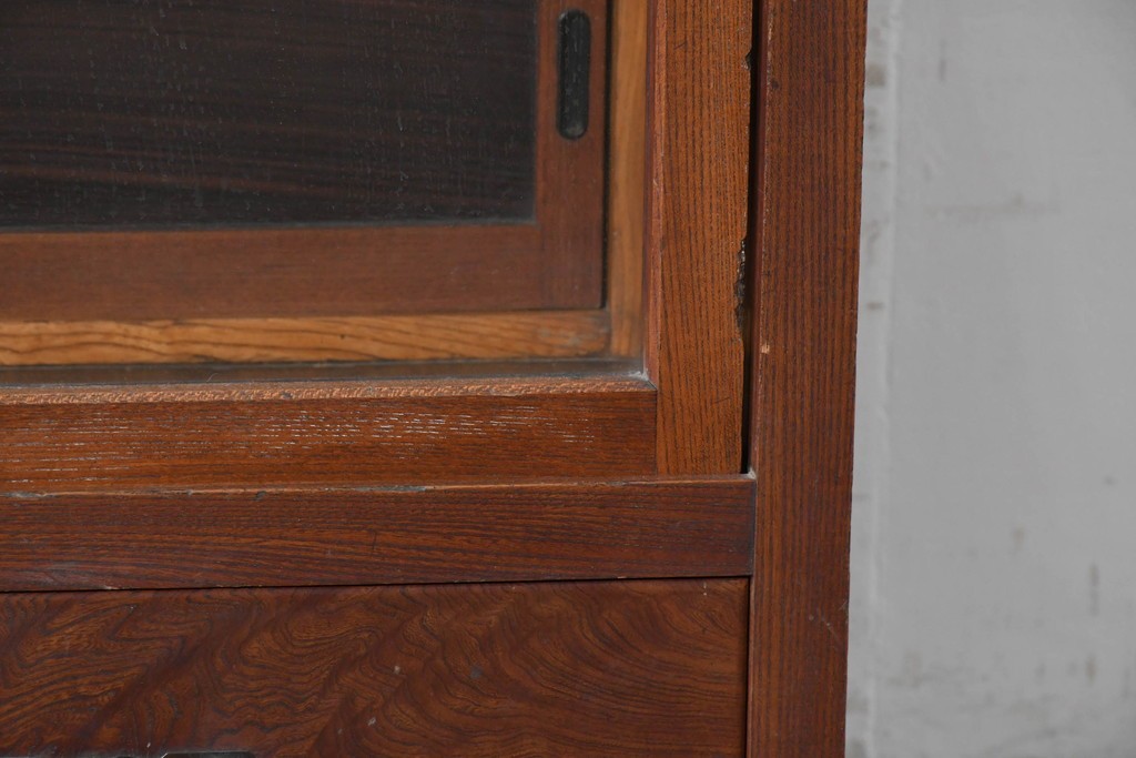 和製アンティーク　前面欅(ケヤキ)材　上杢!　違い棚付きの関東水屋箪笥サイドボード　(R-086724)