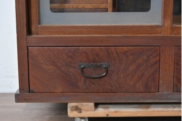 和製アンティーク　前面欅(ケヤキ)材　上杢!　違い棚付きの関東水屋箪笥サイドボード　(R-086724)