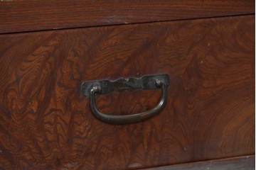 和製アンティーク　前面欅(ケヤキ)材　上杢!　違い棚付きの関東水屋箪笥サイドボード　(R-086724)