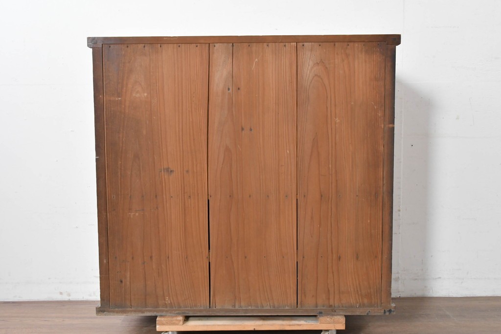 和製アンティーク　前面欅(ケヤキ)材　上杢!　違い棚付きの関東水屋箪笥サイドボード　(R-086724)