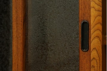 和製アンティーク　前面欅(ケヤキ)材　上杢!　違い棚付きの茶箪笥　(R-086724)