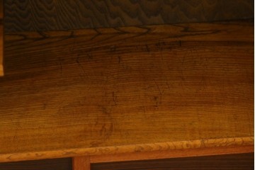 和製アンティーク　前面欅(ケヤキ)材　上杢!　違い棚付きの茶箪笥　(R-086724)
