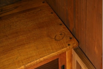 和製アンティーク　前面欅(ケヤキ)材　上杢!　違い棚付きの茶箪笥　(R-086724)
