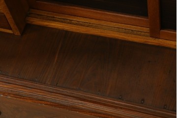 和製アンティーク　前面欅(ケヤキ)材　上杢!　違い棚付きの茶箪笥　(R-086724)