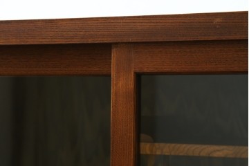 和製アンティーク　前面欅(ケヤキ)材　上杢!　違い棚付きの茶箪笥　(R-086724)