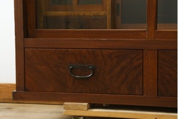和製アンティーク　前面欅(ケヤキ)材　上杢!　違い棚付きの茶箪笥　(R-086724)