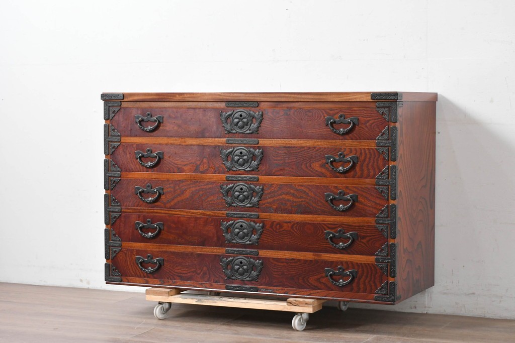 中古　美品　岩谷堂箪笥　欅(ケヤキ)材　重厚な金具が目を引く整理箪笥　(R-086725)