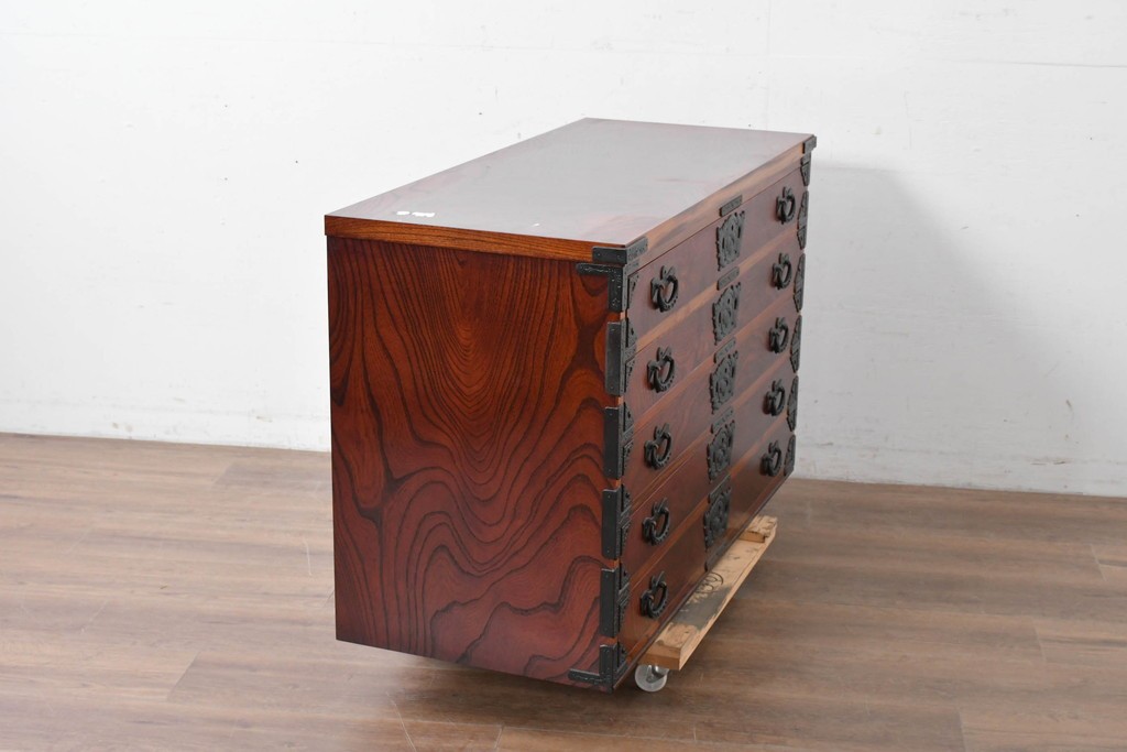 中古　美品　岩谷堂箪笥　欅(ケヤキ)材　重厚な金具が目を引く整理箪笥　(R-086725)