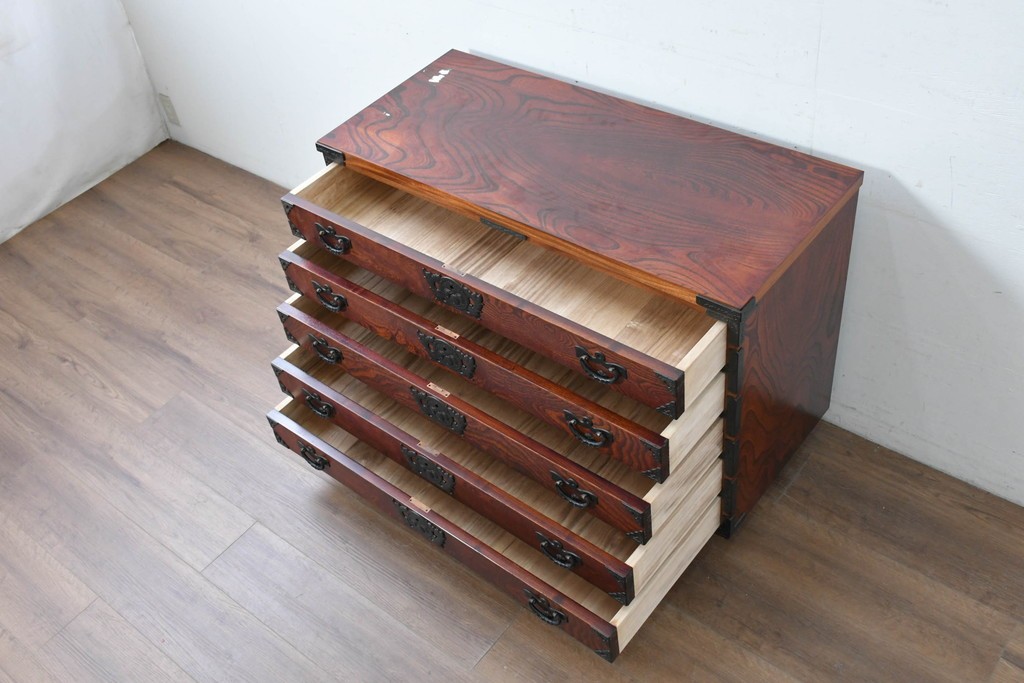 中古　美品　岩谷堂箪笥　欅(ケヤキ)材　重厚な金具が目を引く整理箪笥　(R-086725)