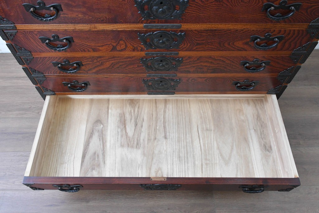 中古　美品　岩谷堂箪笥　欅(ケヤキ)材　重厚な金具が目を引く整理箪笥　(R-086725)