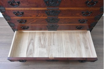 中古　美品　岩谷堂箪笥　欅(ケヤキ)材　重厚な金具が目を引く整理箪笥　(R-086725)