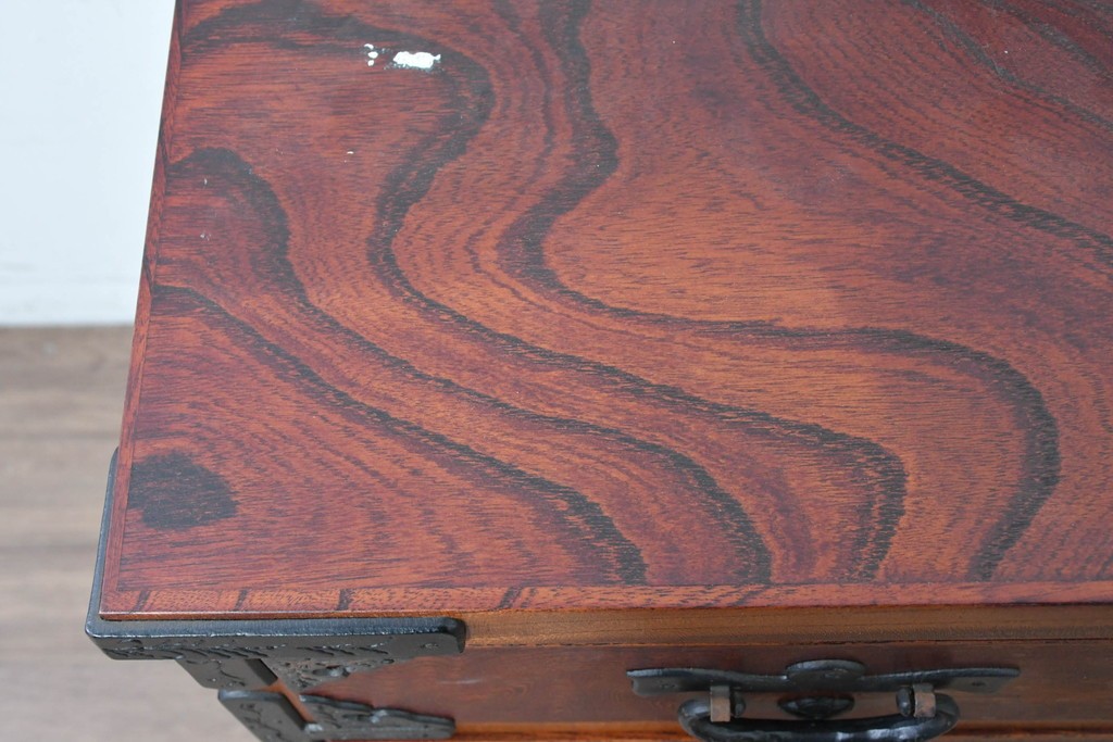 中古　美品　岩谷堂箪笥　欅(ケヤキ)材　重厚な金具が目を引く整理箪笥　(R-086725)