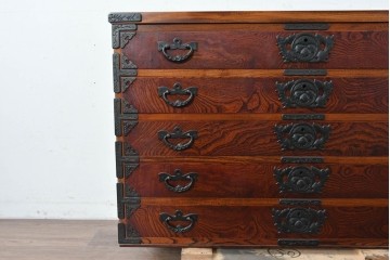 中古　美品　岩谷堂箪笥　欅(ケヤキ)材　重厚な金具が目を引く整理箪笥　(R-086725)