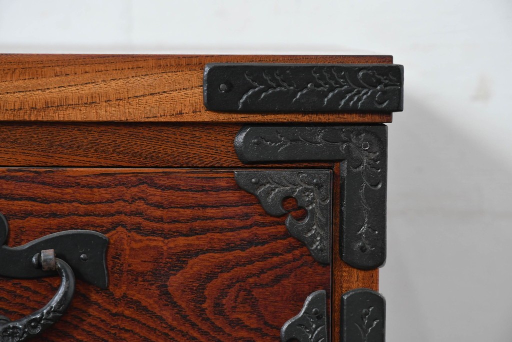 中古　美品　岩谷堂箪笥　欅(ケヤキ)材　重厚な金具が目を引く整理箪笥　(R-086725)