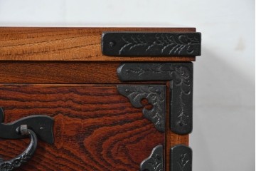 中古　美品　岩谷堂箪笥　欅(ケヤキ)材　重厚な金具が目を引く整理箪笥　(R-086725)