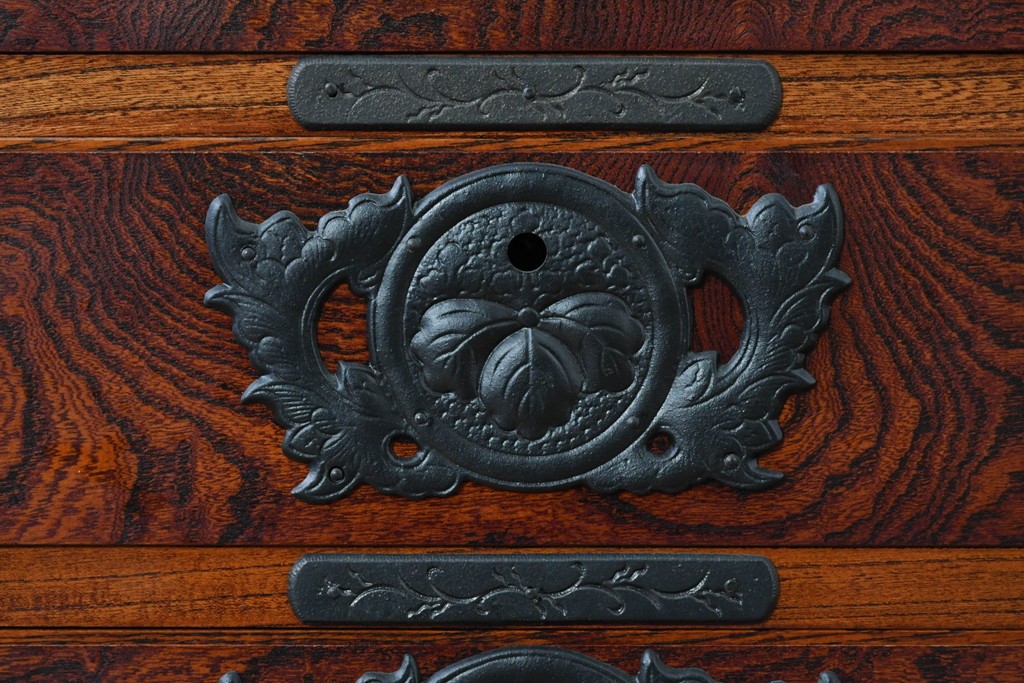 中古　美品　岩谷堂箪笥　欅(ケヤキ)材　重厚な金具が目を引く整理箪笥　(R-086725)