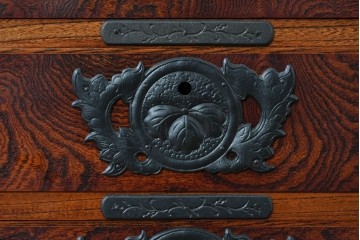 中古　美品　岩谷堂箪笥　欅(ケヤキ)材　重厚な金具が目を引く整理箪笥　(R-086725)