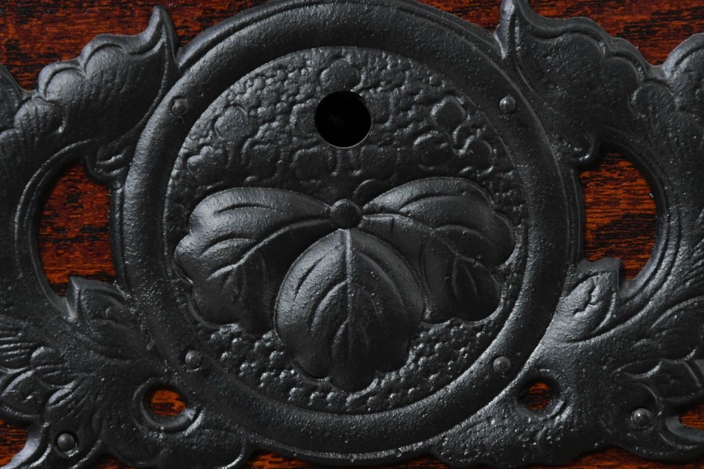 中古　美品　岩谷堂箪笥　欅(ケヤキ)材　重厚な金具が目を引く整理箪笥　(R-086725)