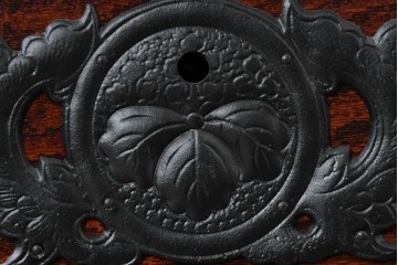 中古　美品　岩谷堂箪笥　欅(ケヤキ)材　重厚な金具が目を引く整理箪笥　(R-086725)