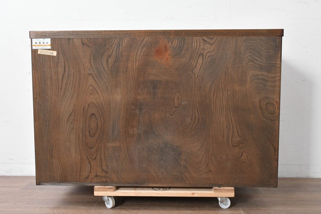 中古　美品　岩谷堂箪笥　欅(ケヤキ)材　重厚な金具が目を引く整理箪笥　(R-086725)