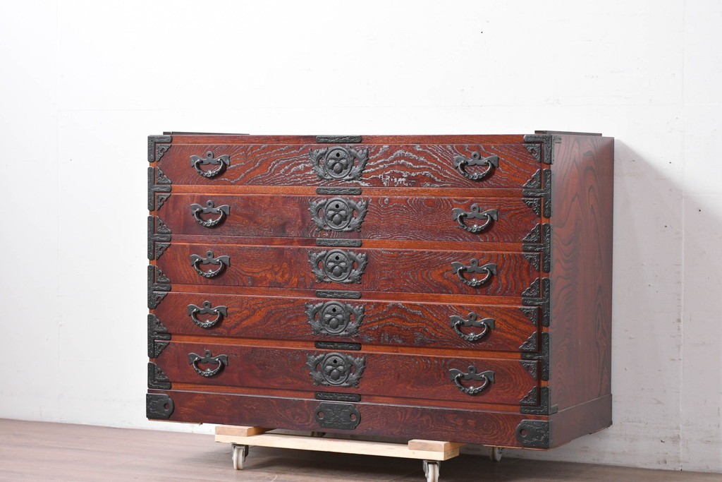 《天板取り付け加工費込み》　中古　美品　岩谷堂箪笥　欅(ケヤキ)材　重厚な金具が目を引く整理箪笥　(R-086726)