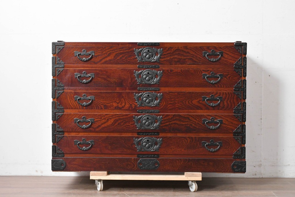 《天板取り付け加工費込み》　中古　美品　岩谷堂箪笥　欅(ケヤキ)材　重厚な金具が目を引く整理箪笥　(R-086726)